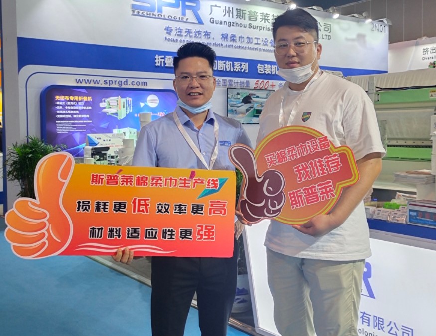 展會期間公司負責人與客戶互動